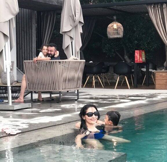 बॉलिवूड अभिनेता संजय दत्तची पत्नी मान्यता दत्तनं फ्रान्स ट्रिपमधील आणखी काही फोटो शेअर केले आहेत. 