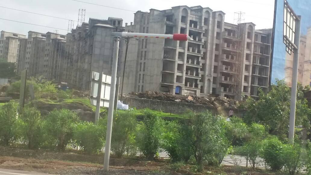 Hight Barriers Broken On Mumbai Pune Highway Latest Updates मुंबई-पुणे एक्स्प्रेस हायवेवरील ‘हाईट बॅरिअर्स’ दोन दिवसात तुटले!