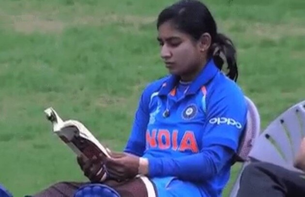 Team India Skipper Mithali Raj Opens Up Why She Reads A Book Before Going To Bat बॅटिंगआधी पुस्तक का वाचत होते, मिताली म्हणते...!