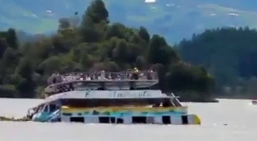 A 7 Flor Boat In Colombia Sinks With 150 Tourists VIDEO : कोलंबियात सात मजली बोटीला 4 मिनिटात जलसमाधी