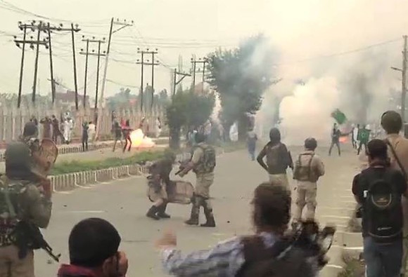 काश्मीरमध्ये पाकिस्तानचे झेंडे दाखवत जवानांवर दगडफेक