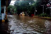 मुंबईत पावसाचा जोर, लोकल रेल्वेची वाहतूक धीम्या गतीने