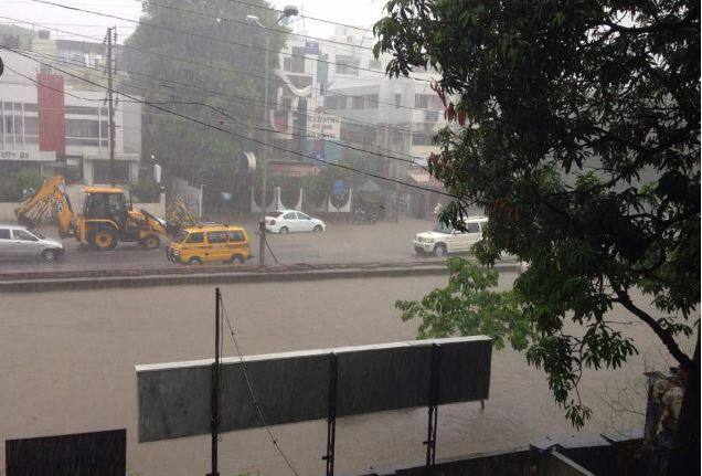 नागपूरमध्ये सध्या जोरदार पाऊस सुरु आहे.  त्यामुळे अनेक भागात पाणी साचलं आहे. 