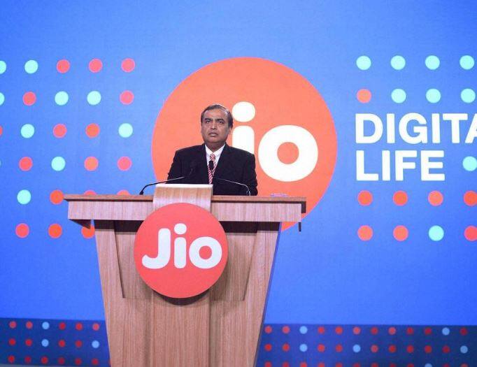 Zeebiz च्या वृत्तानुसार रिलायन्स जिओच्या एका अधिकाऱ्याने ही माहिती दिली आहे. ज्या ग्राहकांना आतापर्यंत प्राईम मेंबरशीप घेता आली नाही, ते ग्राहक आता 99 रुपयांमध्ये जिओचे प्राईम मेंबर होऊ शकतात.