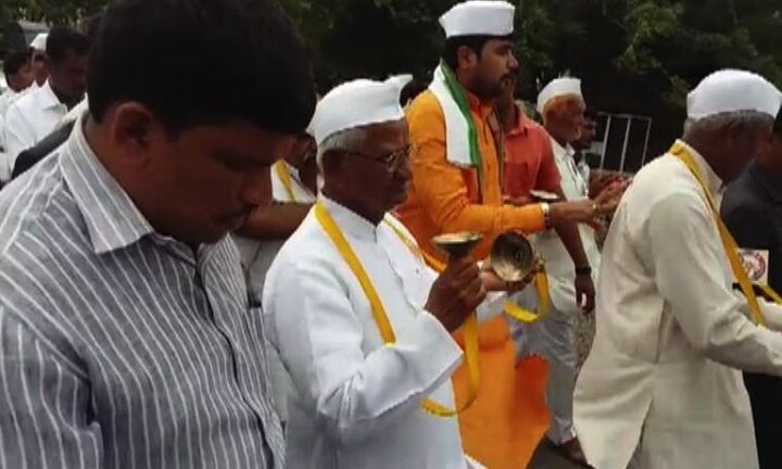 Anna Hazare Participated In Wari Latest Updates संत निळोबारायांच्या पालखीत अण्णा हजारेही सहभागी