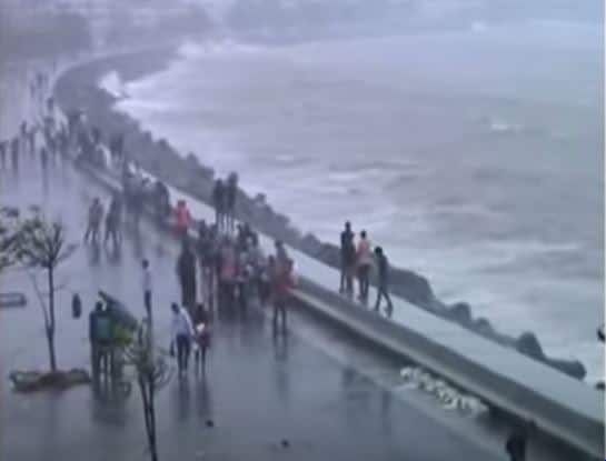 Mumbai Girl Sitting On Marine Drive Died Due To High Tide Latest Update मरिन ड्राईव्हच्या कट्ट्यावर बसलेल्या विद्यार्थिनीचा समुद्रात बुडून मृत्यू