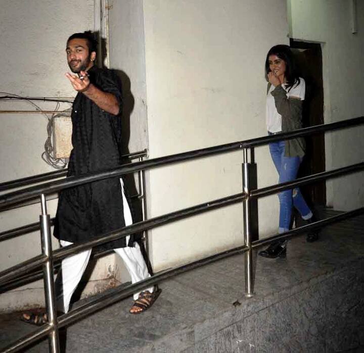 तिथे असलेल्या फोटोग्राफरनी दोघांना कॅमेऱ्यात कैद करण्याचा प्रयत्न केला असता, तिच्या मित्राने तोंड लपवलं(Photo: Manav Mangalani)