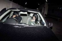 कॅमेरा पाहताच नव्याच्या मित्राने चेहरा लपवला!