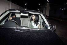 कॅमेरा पाहताच नव्याच्या मित्राने चेहरा लपवला!