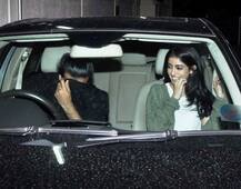 कॅमेरा पाहताच नव्याच्या मित्राने चेहरा लपवला!