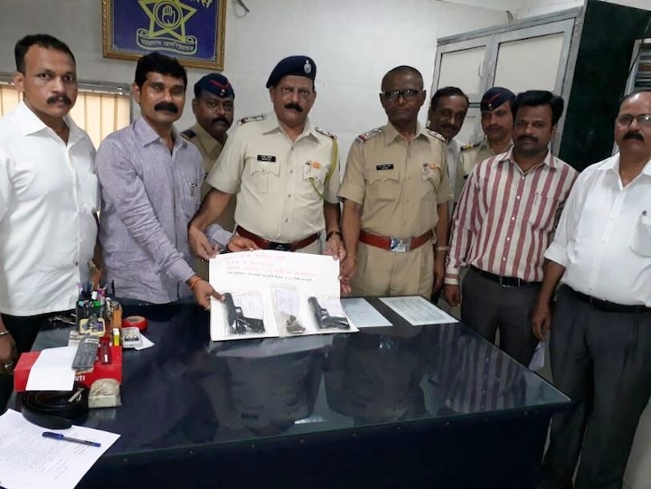 Mumbai 2 Arrested For Carrying 2 Cartridge And 22 Rounds At Dadar Station पोत्यात 2 कट्टे आणि 22 राऊंड्स, दादर स्टेशनवर दोघांना अटक