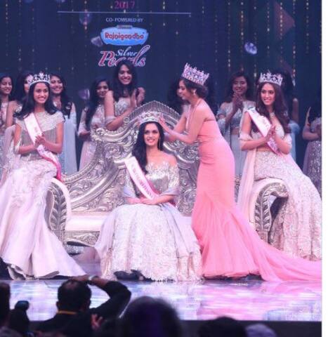 दिल्लीच्या सेंट थॉमस शाळेत आणि सोनपतमधील भगत फूल सिंग वैद्यकीय महाविद्यालयात मनुषीचं शिक्षण झालं. मनुषीचे आई-वडीलही डॉक्टरच आहेत. 