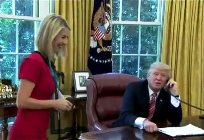 Donald Trump Compliments Irish Female Reporter Caitriona Perrys Smile लिओ वराडकर यांच्याशी बोलताना पत्रकाराच्या हास्यावर ट्रम्प घायाळ