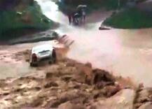 चालकाचा फाजील आत्मविश्वास, पुरातून कार नेताना वाहून गेली!