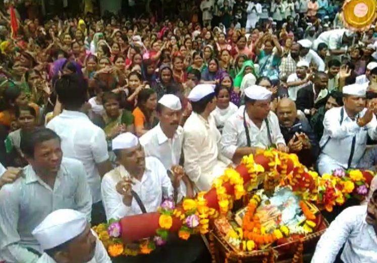 पिंपरीत टाळ-मृदुंगाचा गजर करत आंदोलन