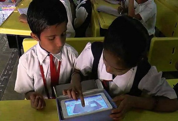 Digital School In Dattapur Beed Latest Updates ऊसतोड मजुरांच्या मुलांच्या हातात टॅब, बीडची डिजीटल शाळा