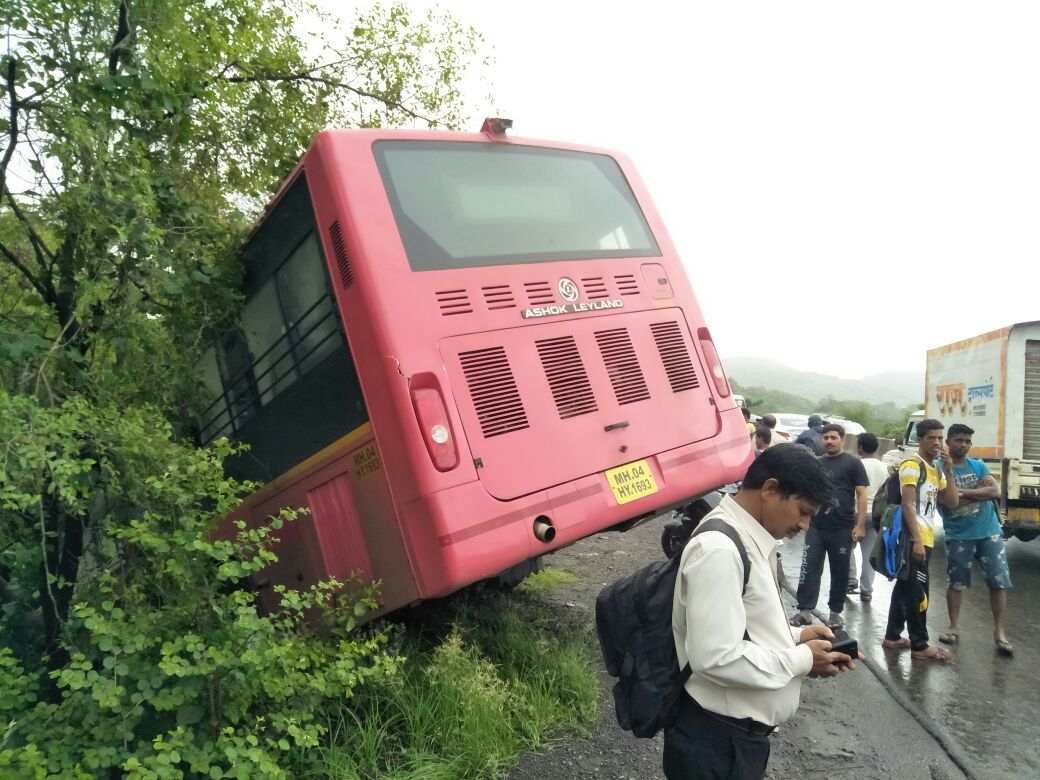 ठाणे-मीरा रोड बसचा अपघात, सुदैवाने मोठी जीवितहानी टळली