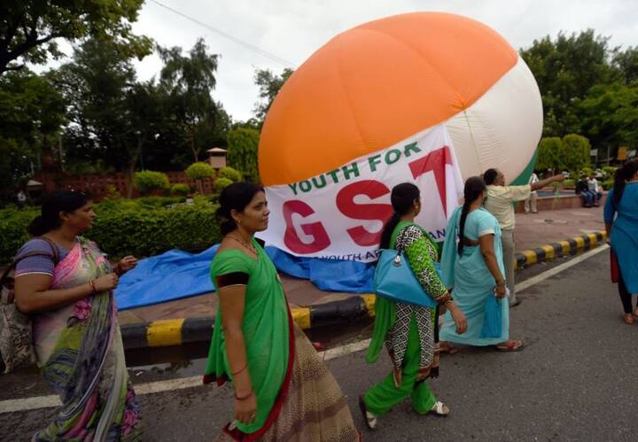 जीएसटीमध्ये 5 टक्के, 12 टक्के, 18 टक्के आणि 28 टक्के असे टॅक्स स्लॅब ठेवण्यात आले आहेत. देशातील 81 टक्के वस्तू 0-18 टक्के टॅक्स स्लॅबमध्ये येतात. त्यामुळे जास्तीत जास्त वस्तू स्वस्त होणार आहेत. तर काही वस्तू महाग होतील.