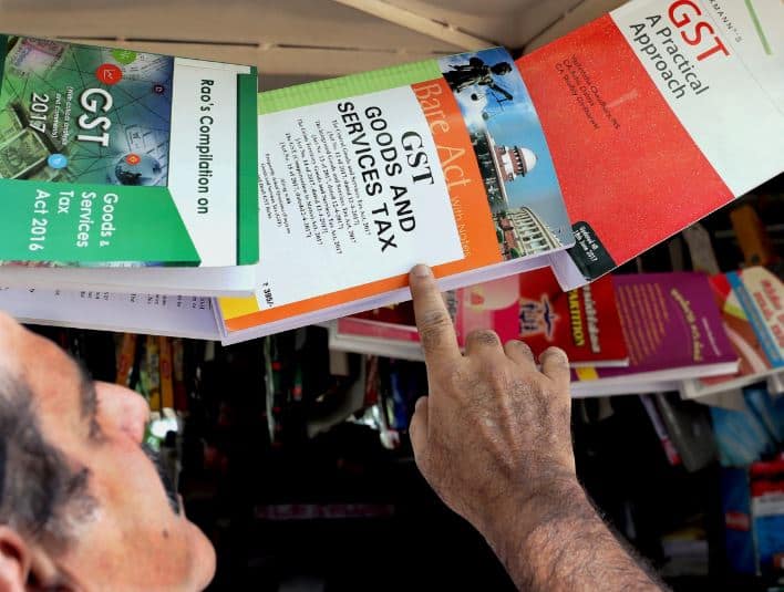 1 जुलैपासून देशात प्रत्येक वस्तूची किंमत विविध ठिकाणी सारखीच असेल. तुम्ही मुंबईत वस्तू घेतली किंवा दिल्लीतून, त्याच्या किंमतीत काहीही बदल होणार नाही. एमआरपीनुसारच वस्तूची विक्री केली जाईल. विक्रेत्याने एमआरपीनुसार वस्तू न दिल्यास त्याची तक्रार करण्याचा अधिकार ग्राहकांना आहे.