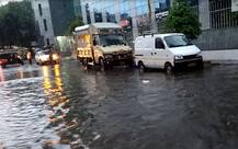 मुंबई-ठाण्यात मुसळधार पाऊस, मध्य रेल्वे धीम्या गतीने