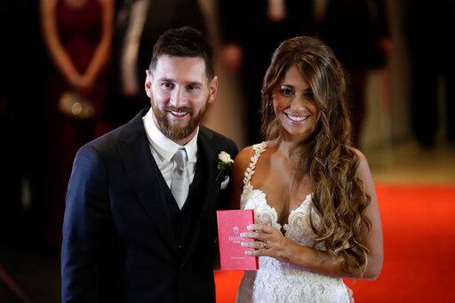 Lionel Messi Marries Childhood Sweetheart Antonella Roccuzzo In Argentina Latest Update स्टार फुटबॉलपटू लायनेल मेसी लग्नाच्या बेडीत