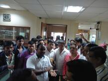 कोल्हापूर : नगरपालिकेच्या कार्यालयात भटकी कुत्री सोडून आंदोलन