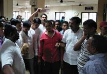 कोल्हापूर : नगरपालिकेच्या कार्यालयात भटकी कुत्री सोडून आंदोलन