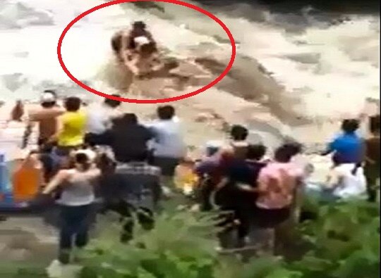 Dharmshala Video Of Locals Rescuing Three Tourist Goes Viral Live Update VIDEO : नदीच्या मधोमध अडकलेल्या तिघांच्या सुटकेचा थरार