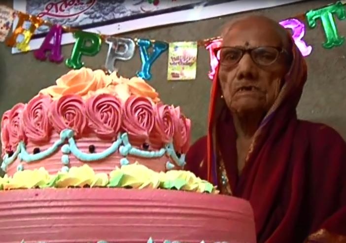 Ratnagiri 100th Birthday Celebration Of Parvati More Latest Update ना आजार, ना परावलंबी, 100 वर्षांच्या ठणठणीत पार्वतीआजी