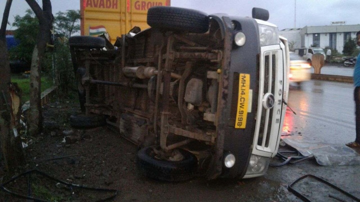 Major Accident On Pune Ahmednagar Road Latest Updates पुणे-नगर रस्त्यावर भीषण अपघात, 7 जणांचा जागीच मृत्यू