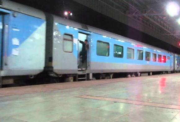 रेल्वेत आता इकॉनॉमी AC कोच, थर्ड एसीपेक्षाही कमी तिकीट दर