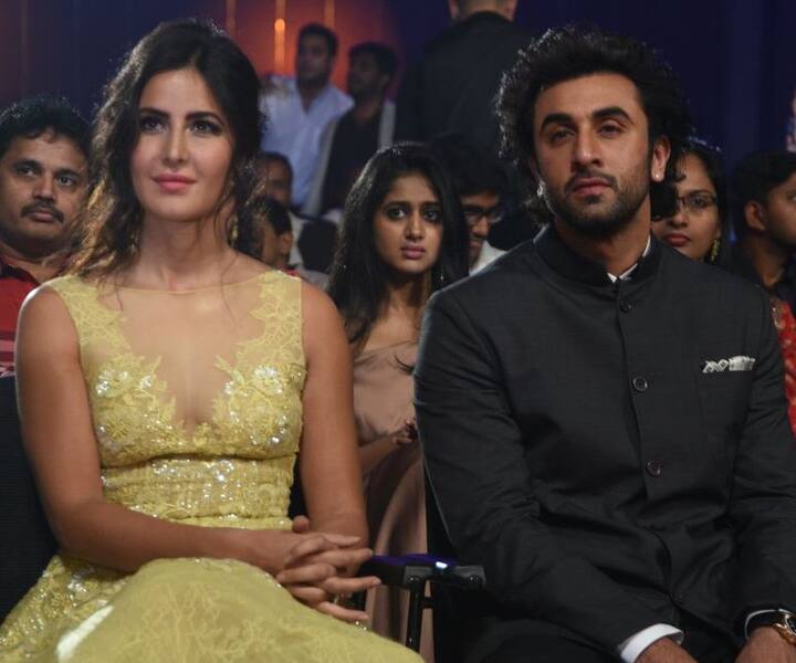 बॉलिवूड अभिनेता रणबीर कपूर आणि अभिनेत्री कतरिना कैफ यांच्या ब्रेकअपच्या चर्चा सुरु असतानाच दोघे एका पुरस्कार सोहळ्यात सोबत दिसले. रणबीर-कतरिना एकत्र पाहून चाहत्यांनाही धक्का बसला. (फोटो सौजन्य : मानव मंगलानी)