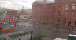 VIDEO: जेव्हा मोबाईल टॉयलेट धावू लागतात