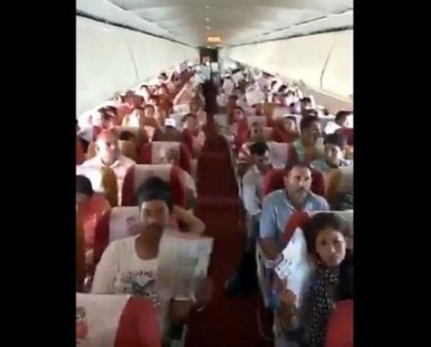 Air India Delhi Bound Flight Takes Off With Faulty Acs Latest Update VIDEO : एअर इंडियाच्या विमानात एसी बंद, प्रवासी घामाघूम