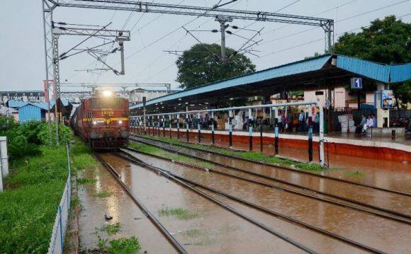 या महत्वाच्या स्टेशनला लवकरच पं. दीनदयाल उपाध्याय यांचं नाव? Government Considering Proposal For Mughalsarai Name Change या महत्वाच्या स्टेशनला लवकरच पं. दीनदयाल उपाध्याय यांचं नाव?