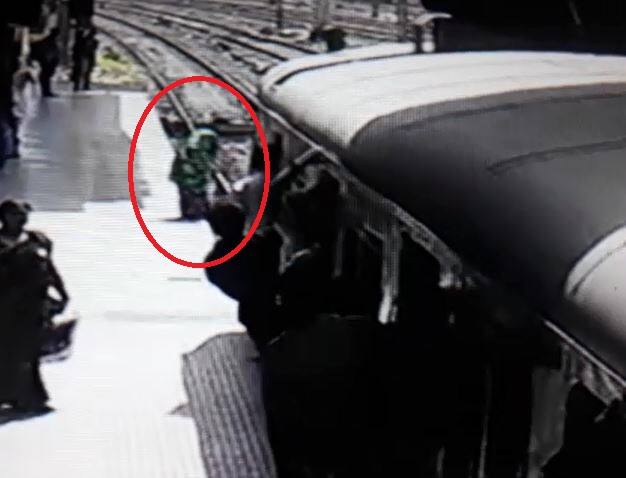 VIDEO : लोकलपुढे महिलेची उडी, पोकळीत पडल्याने जीव वाचला