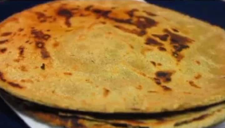 ज्वारीच्या भाकरीच्या पीठात लिंबू पिळल्यास ते सहजपणे पचतं.