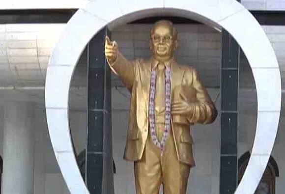 Poor Bride And Groom Get Married In Front Of Dr Babasaheb Ambedkars Statue Latest Updates बाबासाहेबांच्या पुतळ्याला सात फेऱ्या मारुन लग्न!