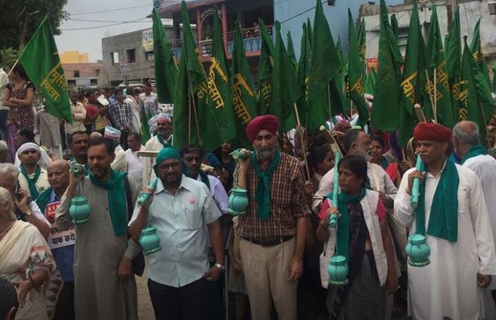 तणाव वाढू नये यासाठी पोलिसांनी शेतकरी संघर्ष समितीचे स्थानिक नेते आणि माजी आमदार डॉ. सुनिलम यांना अटक केली आहे. सध्या इथं 600 पोलिसांचा बंदोबस्त आहे.