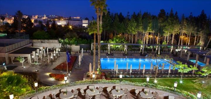 किंग डेव्हिड हॉटेल अत्यंत महागडं आहे. या हॉटेलमध्ये एक रात्र राहण्यासाठी तब्बल 1 कोटी 7 लाख रुपये मोजावे लागतात. शिवाय, अतिरिक्त गोष्टींसाठी आणखी वेगळे पैसे द्यावे लागतात. 