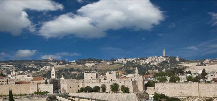 किंग डेव्हिड हॉटेलमध्ये आणि हॉटेलच्या परिसरात अत्यंत कडेकोट सुरक्षा असते. यामागेही मोठं कारण आहे. 1946 साली हॉटेलमधील ब्रिटीश अधिकाऱ्यांवर दहशतवादी हल्ला झाला होता. त्यामुळे या घटनेनंतर हॉटेलच्या सुरक्षेत कोणतीही कसर सोडण्यात आली नाही. 