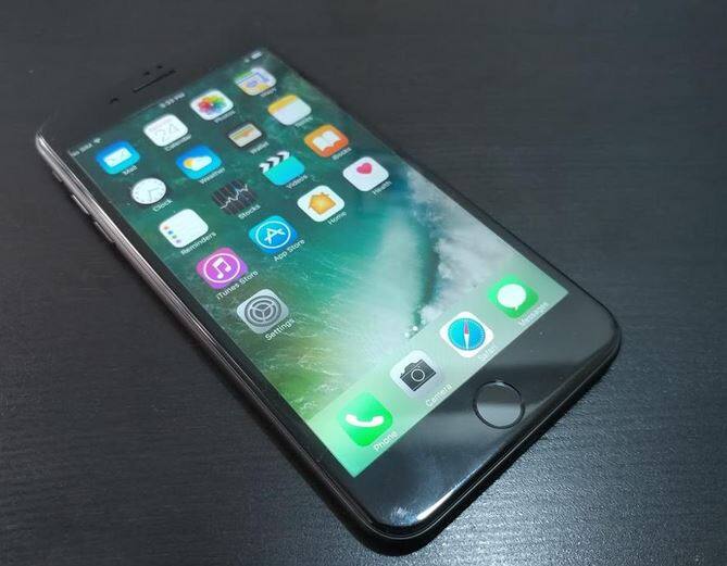 अॅपल आयफोन 7 प्लस : (32 GB) व्हेरिएंटचा अॅपलचा आयफोन 7 प्लस आता 67,300 रुपयांमध्ये उपलब्ध आहे. हा फोन आधी 72,000 रुपयांना मिळत होता. तर या स्मार्टफोनच 128 GB मॉडेल आता 76,200 रुपयांमध्ये खरेदी करता येणार आहे. 256 GB मॉडेलची किंमत 85,400 रुपये झाली आहे.