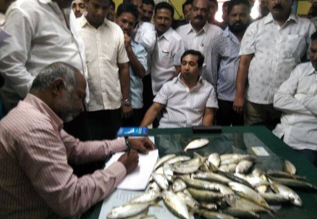 Nitesh Rane Throw Fish On Officer नितेश राणेंनी मत्स्य आयुक्तांवर मासे फेकले