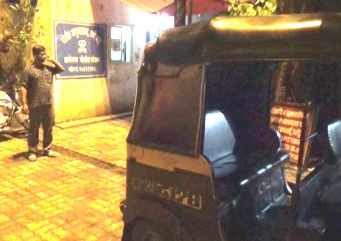 Autorickshaw Driver Molested College Student Near Thane Station ठाण्यात रिक्षाचालकाकडून कॉलेज तरुणीचा विनयभंग