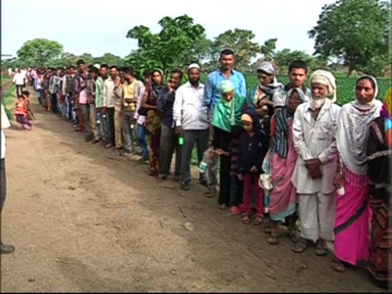 One Kilometer Queue For The Medicine Of The Hepatitis Latest Update काविळीवरील औषधासाठी चक्क एक किमीची रांग!