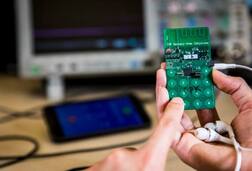 रेडिओ सिग्नल आणि सौर उर्जेवर चालणारा बॅटरीलेस मोबाइल फोन