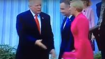 Viral Video : ट्रम्प यांच्या शेकहॅण्डकडे पोलंडच्या फर्स्ट लेडीचं दुर्लक्ष