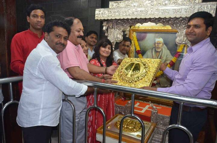 गुरुपौर्णिमेच्या मुहूर्तावर गुप्ता दाम्पत्याने सुवर्ण पादुका साईचरणी दान केल्या.