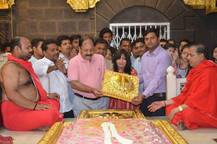 साईंच्या चरणी आग्र्यातील भक्ताकडून सुवर्ण पादुका दान!