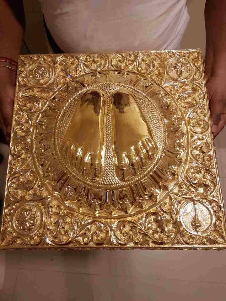 आग्र्यातील अजय गुप्ता आणि संध्या गुप्ता या साईभक्त दाम्पत्याने 2 किलो सोन्याच्या पादुका साईचरणी दान केल्या.